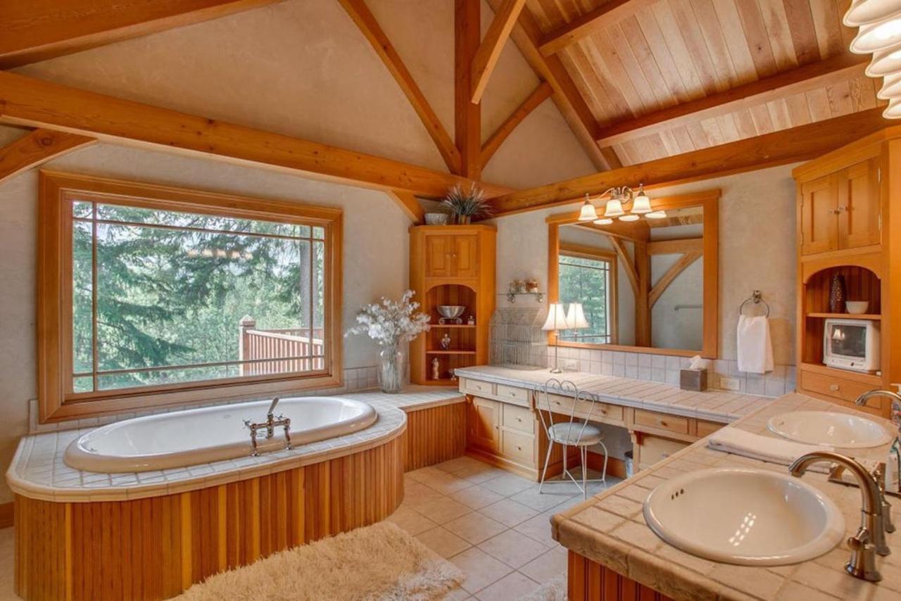 Snowgrass Lodge - River, Mountain Views & Hot Tub Leavenworth Bagian luar foto