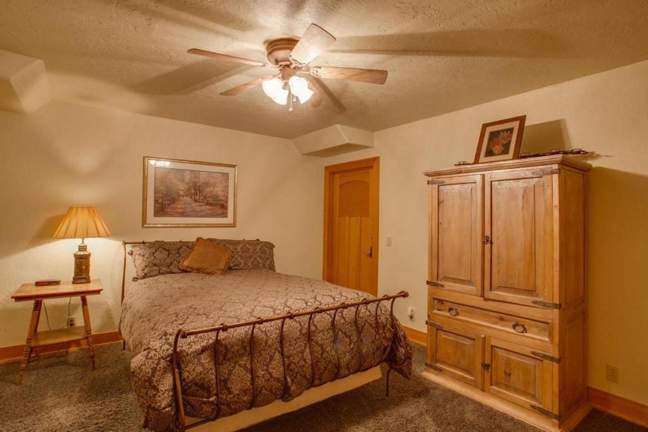 Snowgrass Lodge - River, Mountain Views & Hot Tub Leavenworth Bagian luar foto
