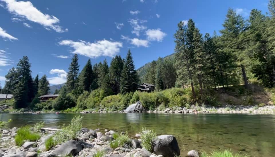 Snowgrass Lodge - River, Mountain Views & Hot Tub Leavenworth Bagian luar foto
